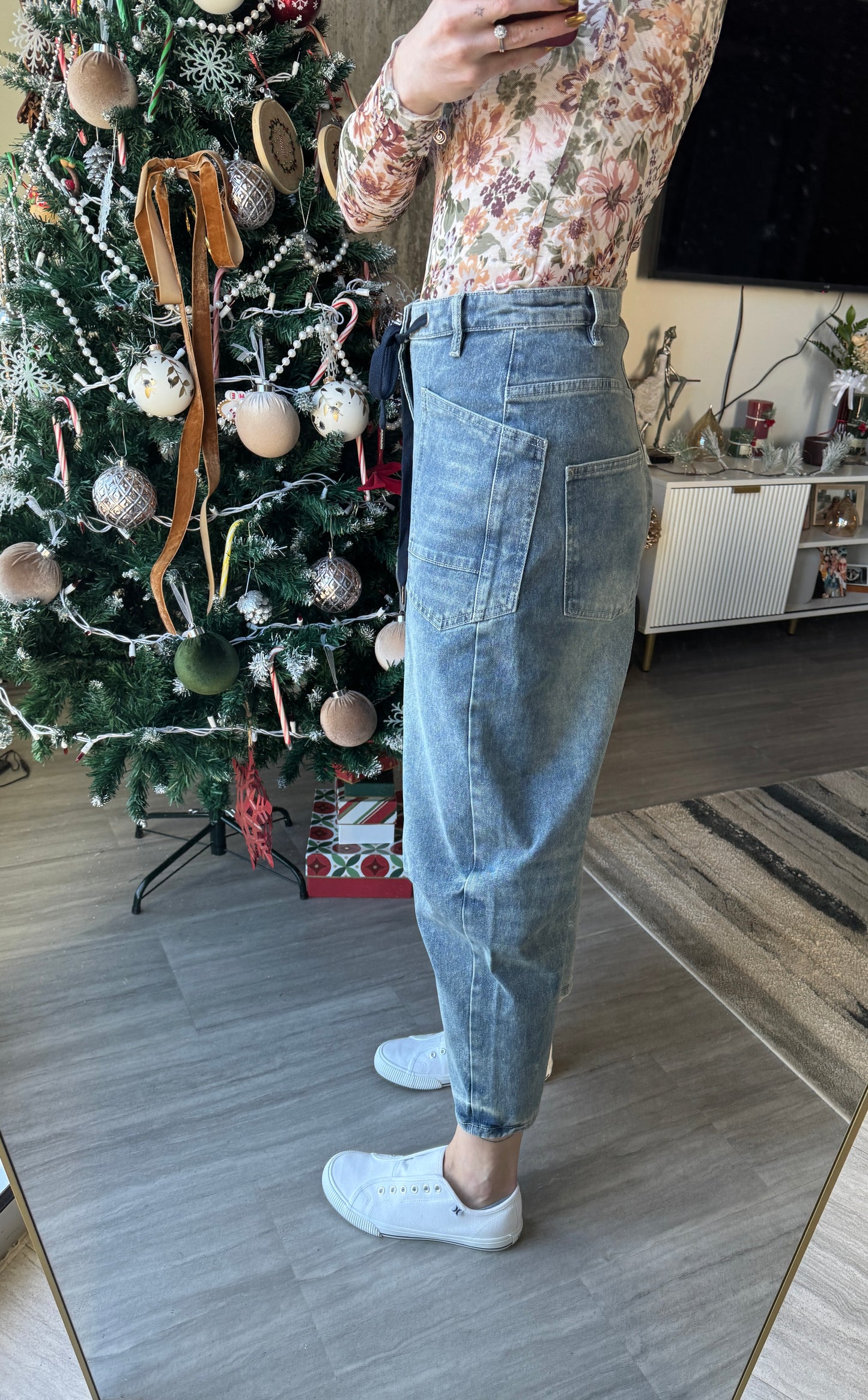 Avenue Barrel Jeans With Pockets
