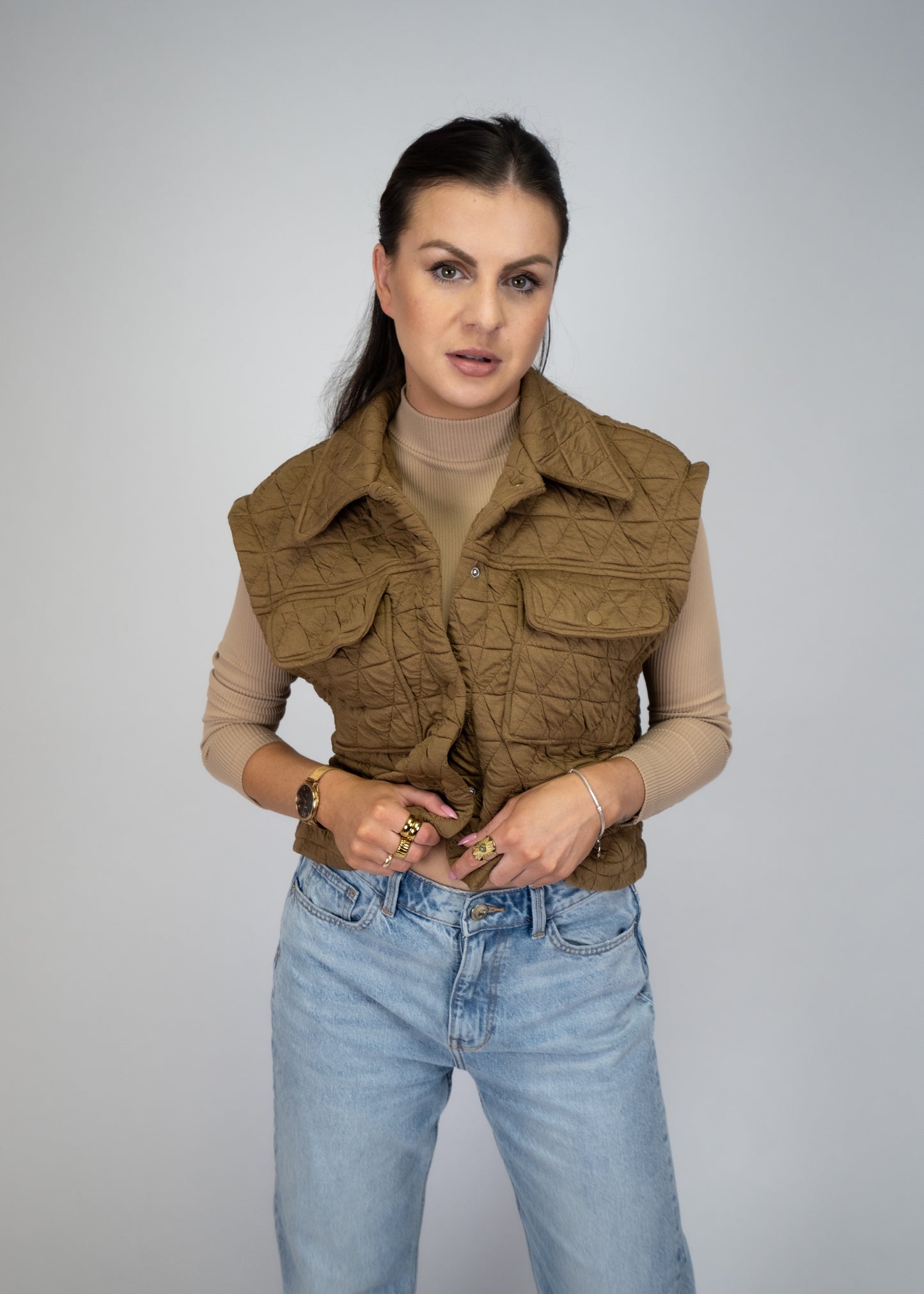 Triangle Quilting Stitch Button Up Knit Vest is not only incredibly comfortable, but also versatile. It can be dressed up or down, making it the perfect addition to your wardrobe. The unique quilting stitch adds a touch of elegance to any outfit. 