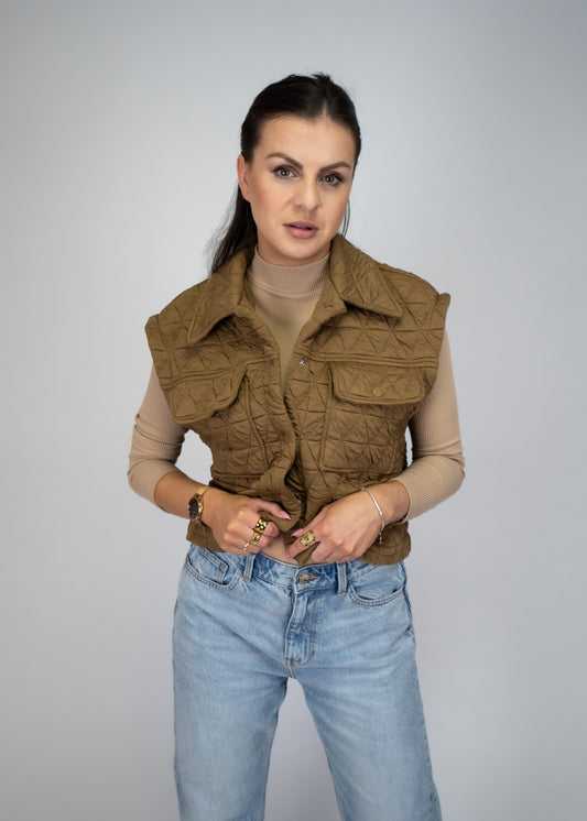 Triangle Quilting Stitch Button Up Knit Vest is not only incredibly comfortable, but also versatile. It can be dressed up or down, making it the perfect addition to your wardrobe. The unique quilting stitch adds a touch of elegance to any outfit. 