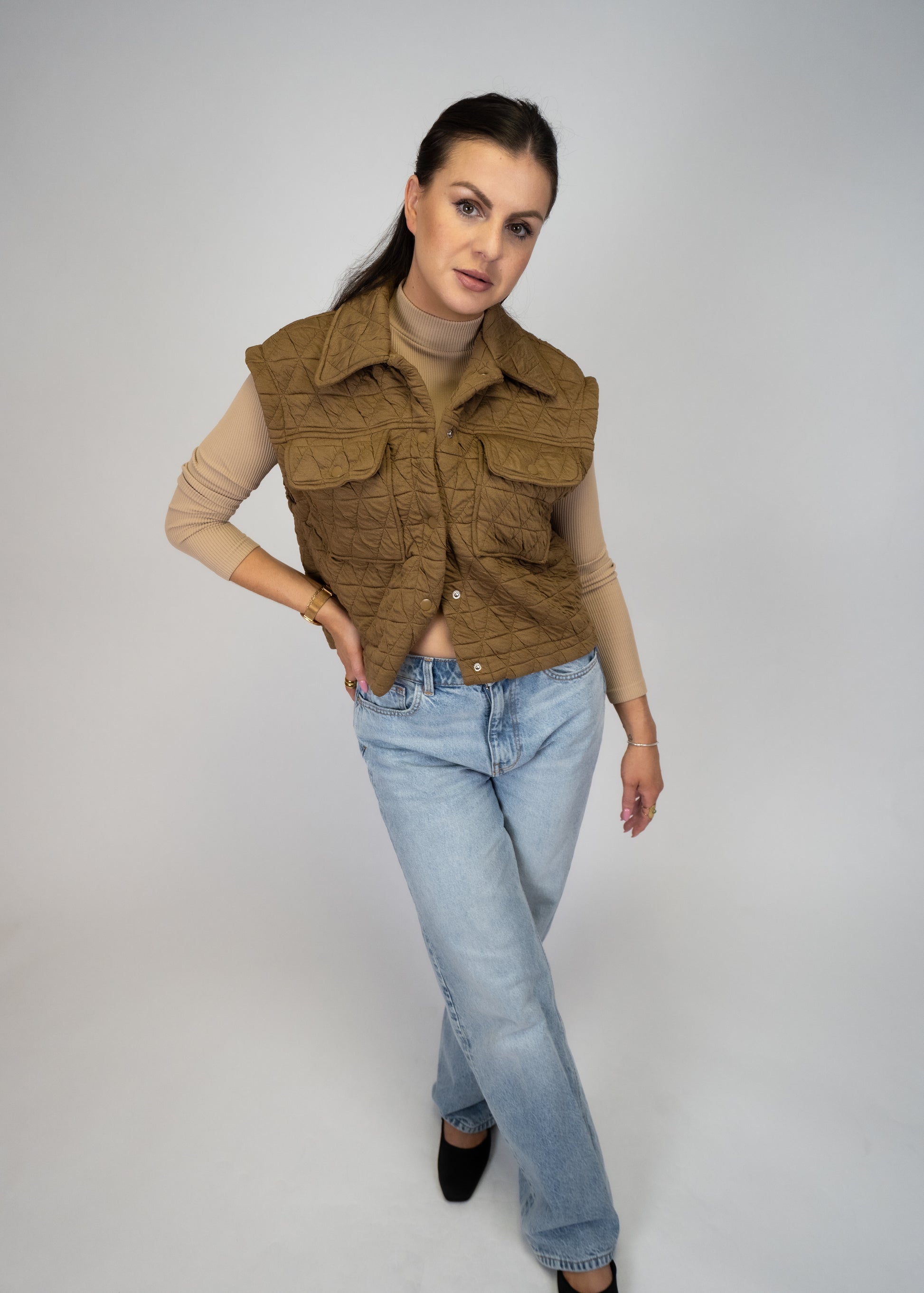 Triangle Quilting Stitch Button Up Knit Vest is not only incredibly comfortable, but also versatile. It can be dressed up or down, making it the perfect addition to your wardrobe. The unique quilting stitch adds a touch of elegance to any outfit. 