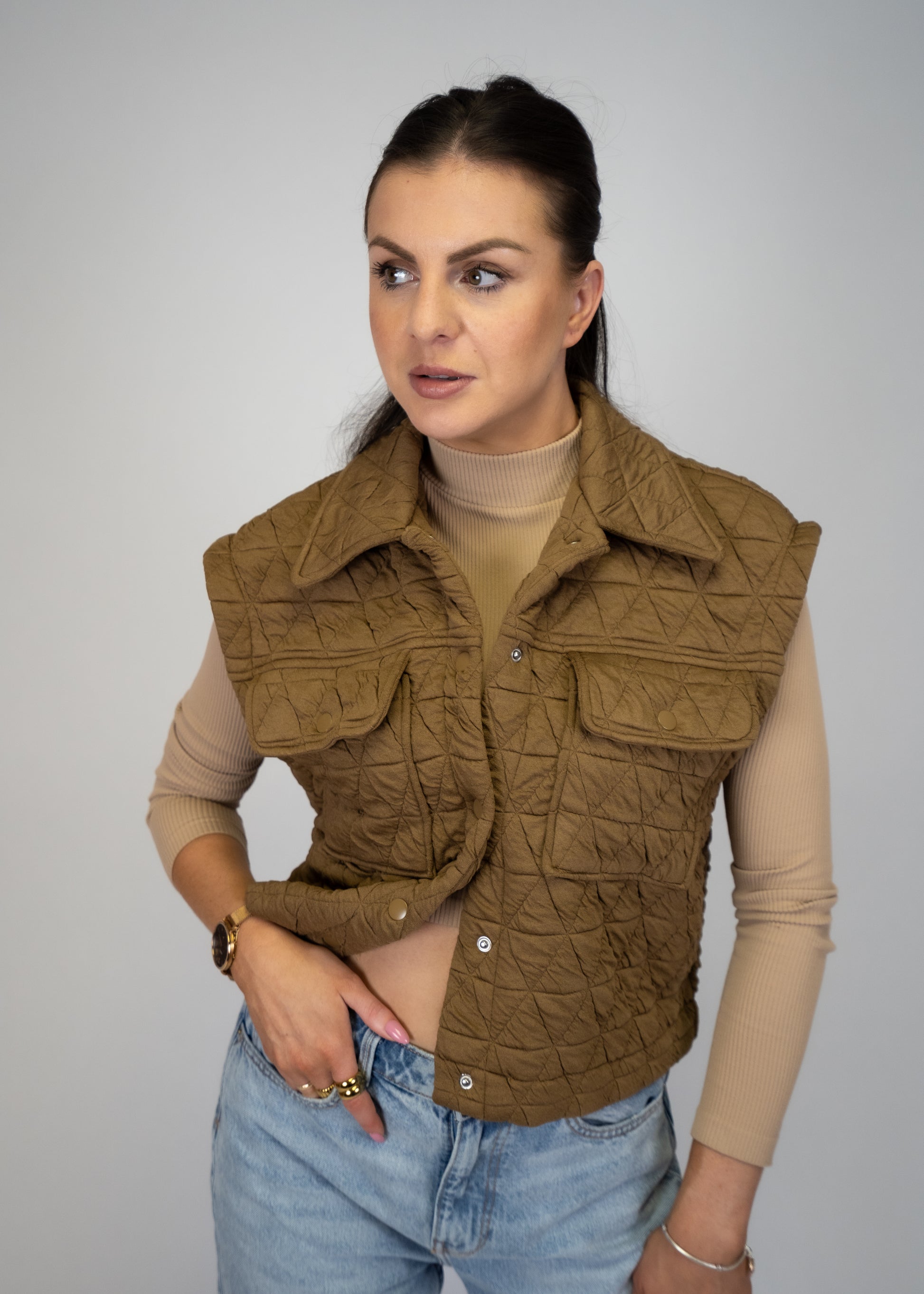 Triangle Quilting Stitch Button Up Knit Vest is not only incredibly comfortable, but also versatile. It can be dressed up or down, making it the perfect addition to your wardrobe. The unique quilting stitch adds a touch of elegance to any outfit. 