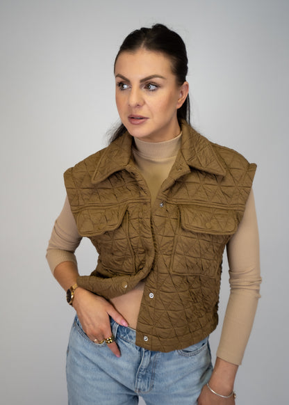 Triangle Quilting Stitch Button Up Knit Vest is not only incredibly comfortable, but also versatile. It can be dressed up or down, making it the perfect addition to your wardrobe. The unique quilting stitch adds a touch of elegance to any outfit. 